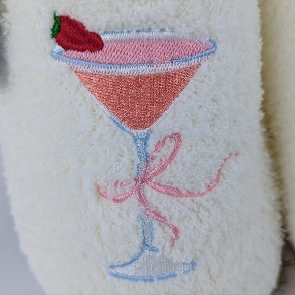 Slippers Strawberry Cosmopolitan Embroider Fleece Memory Foam Slip On M(7/8) NWT - Picture 2 of 14